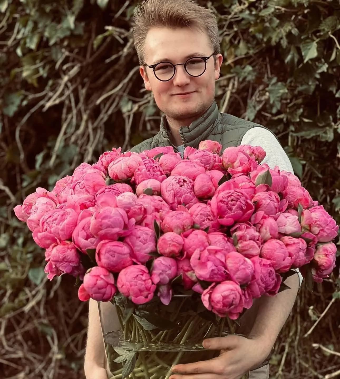 Léo, artisan fleuriste de Couleurs Pivoines dans son atelier